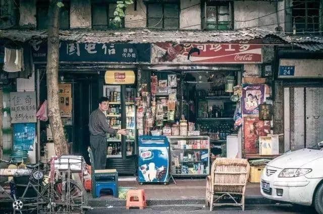 飲落似風(fēng)油，聞落似皮炎平，但佢系廣東人童年最愛嘅飲料。