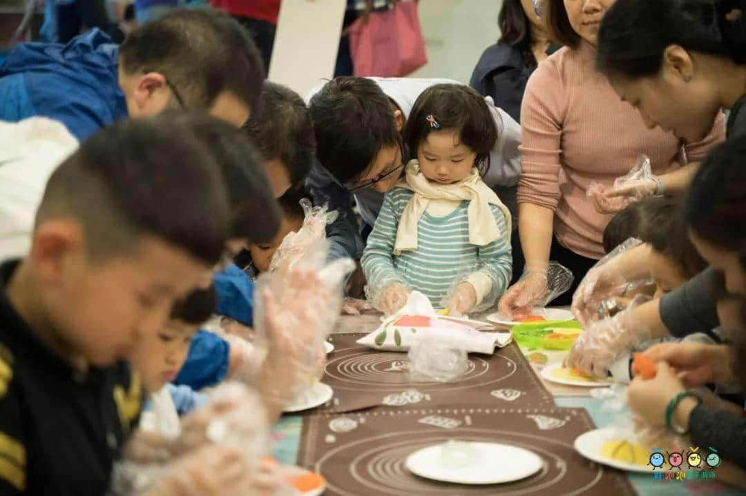 吐泡泡天河店周年慶典“圣誕歡樂(lè)頌 親子水上趴”引爆廣州親子游泳圈