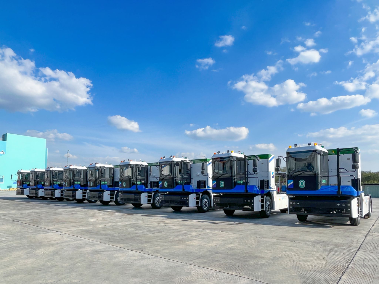 注：2022年12月，智能網(wǎng)聯(lián)新能源重卡E-Truck抵達泰國林查班港