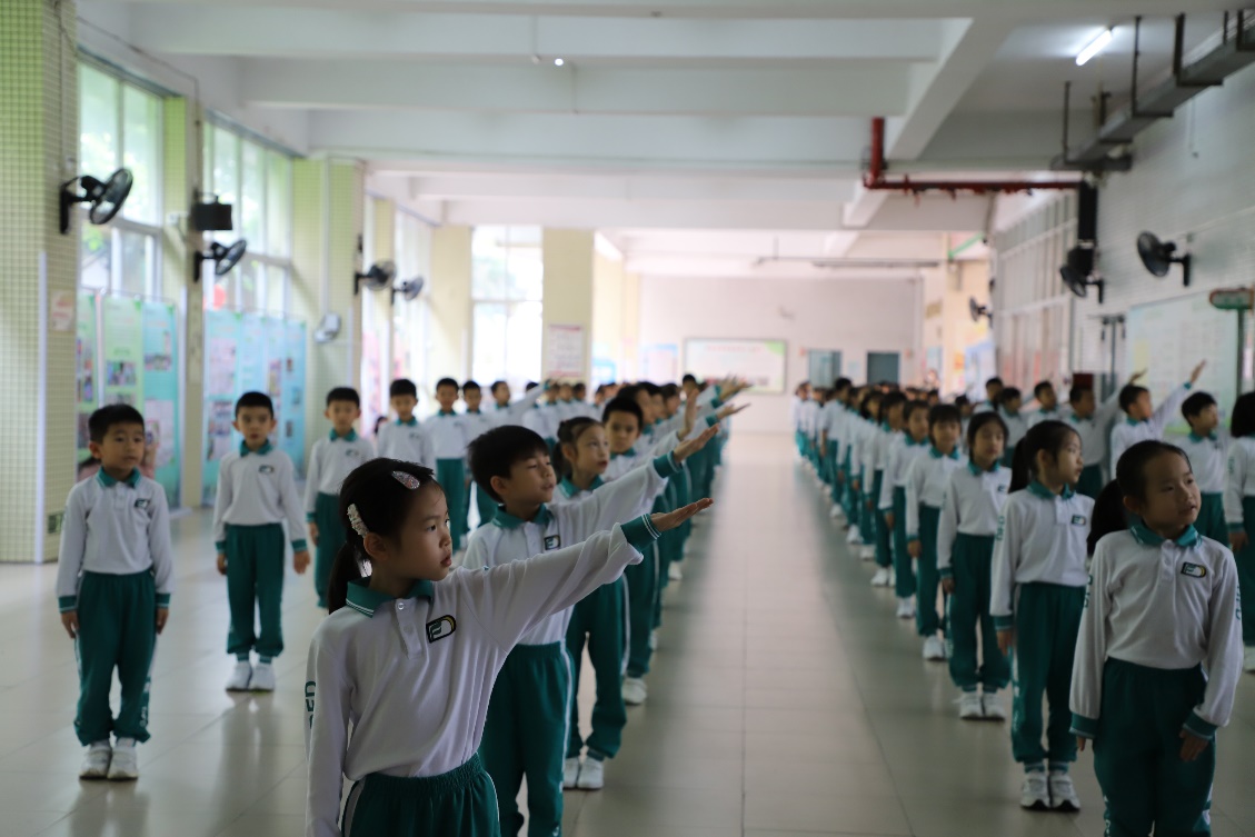 東風東路小學(xué)的孩子們在這里整整齊齊，通過唱歌舞蹈，運動玩耍，歡聲笑語，用張張笑臉來演繹粵語童謠的魅力。