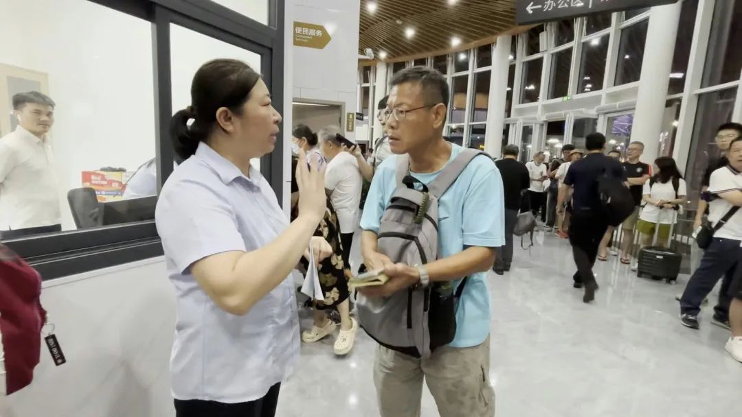 深中通道首日塞車：車主停車拍照打卡，香港旅客人在囧途