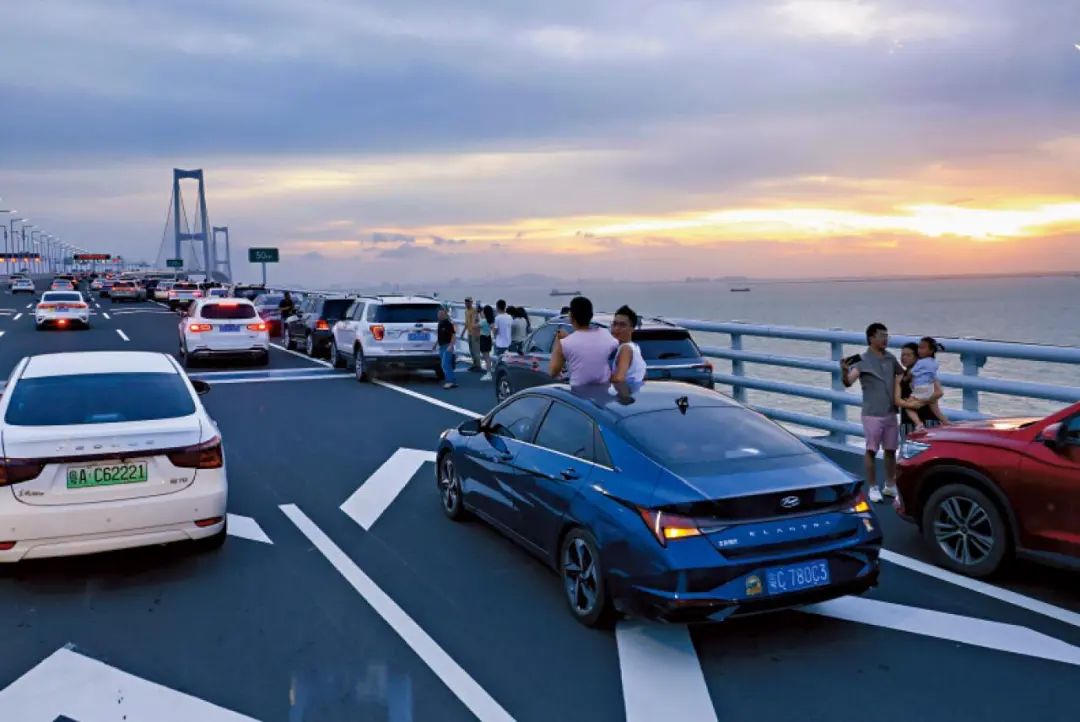 深中通道首日塞車：車主停車拍照打卡，香港旅客人在囧途