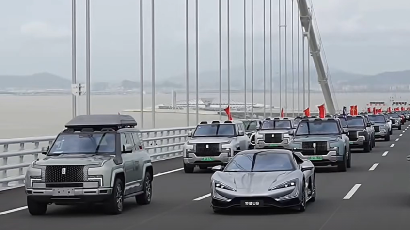 深中通道首日塞車：車主停車拍照打卡，香港旅客人在囧途